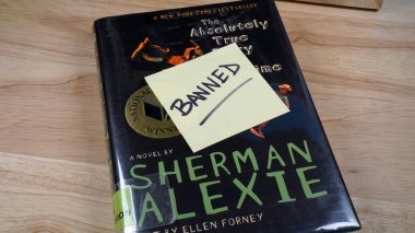 Sherman Alexie 'nin yarı zamanlı bir Hintlinin Kesinlikle Gerçek Günlüğü adlı kitabının bir kopyası, bazı yasaklanmış kitap listelerinde bulunan genç bir yetişkin romanı..              