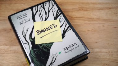  Laurie Halse Anderson 'ın bazı yasaklanmış kitap listelerinde bulunan bir çizgi roman olan Speak' ın bir kopyası.  