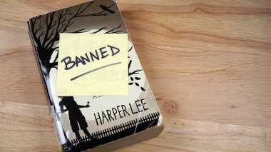 Harper Lee 'nin Bülbülü Öldürmek kitabının bir kopyası. Kitap, ABD 'deki pek çok okulun yasaklanmış kitap listelerinde yer alıyor.. 