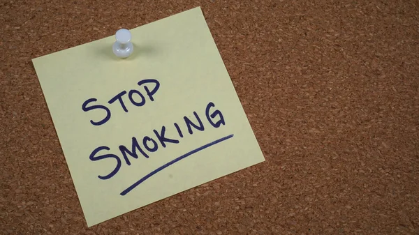 Handwritten Note Posted Cork Board Reminder Stop Smoking — Zdjęcie stockowe