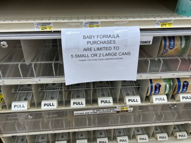 Chicago banliyösündeki Jewel-Osco marketindeki boş raflar bebek maması kıtlığının ne kadar yaygın olduğunu gösteriyor. Müşteriler ne kadar alabilecekleriyle sınırlıdır.