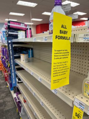 Chicago 'daki bir CVS mağazasındaki boş raflar bebek maması kıtlığının ne kadar yaygın olduğunu gösteriyor. Satın almalar sınırlandırılıyor.