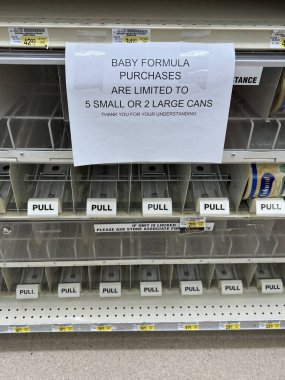Chicago banliyösündeki Jewel-Osco marketindeki boş raflar bebek maması kıtlığının ne kadar yaygın olduğunu gösteriyor. Müşteriler ne kadar alabilecekleriyle sınırlıdır.