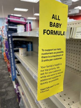 Chicago 'daki bir CVS mağazasındaki boş raflar bebek maması kıtlığının ne kadar yaygın olduğunu gösteriyor. Satın almalar sınırlandırılıyor.