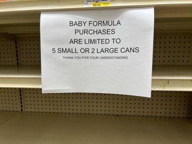 Chicago banliyösündeki Jewel-Osco marketindeki boş raflar bebek maması kıtlığının ne kadar yaygın olduğunu gösteriyor. Müşteriler ne kadar alabilecekleriyle sınırlıdır.