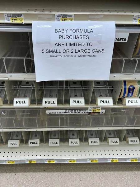 Chicago banliyösündeki Jewel-Osco marketindeki boş raflar bebek maması kıtlığının ne kadar yaygın olduğunu gösteriyor. Müşteriler ne kadar alabilecekleriyle sınırlıdır.