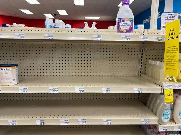 Chicago 'daki bir CVS mağazasındaki boş raflar bebek maması kıtlığının ne kadar yaygın olduğunu gösteriyor. Satın almalar sınırlandırılıyor.