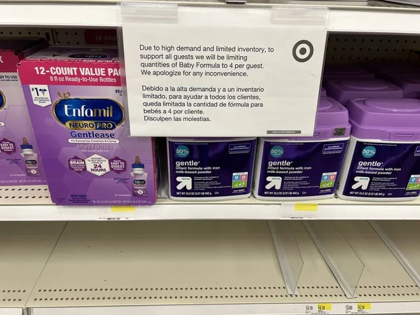 Chicago Hedef Mağazası 'ndaki iki dilli tabela ülke çapındaki kıtlık nedeniyle bebek maması satın alma miktarını dört ile sınırlıyor..