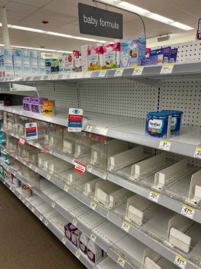 Walgreens mağazasındaki boş raflar Amerika 'da bebek maması kıtlığının ne kadar yaygın olduğunu gösteriyor..