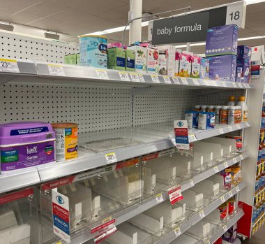 Walgreens mağazasındaki boş raflar Amerika 'da bebek maması kıtlığının ne kadar yaygın olduğunu gösteriyor..