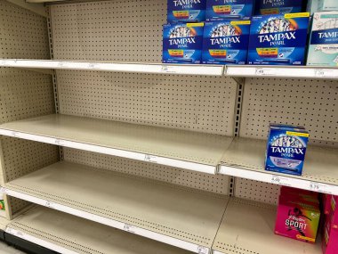 Hedef mağazadaki raflarda boş alan mevcut tampon eksikliğini gösterir.