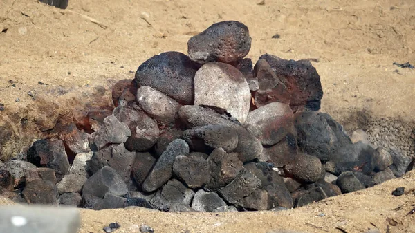 Sıcak Kömür Kayalar Için Yanan Imu Hawaii Bir Luau Için — Stok fotoğraf