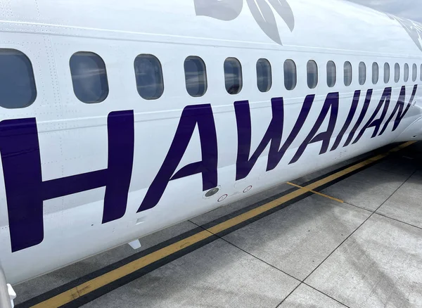 Logo Hawaiian Airlines Pokładzie Samolotu Pasażerskiego Boeing 717 — Zdjęcie stockowe