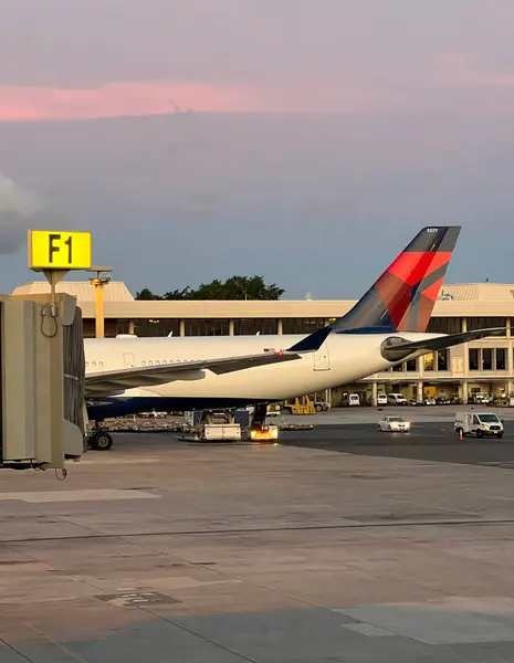 Delta Airlines Flygplanspark Vid Grinden Honolulus Internationella Flygplats Sommarkväll — Stockfoto