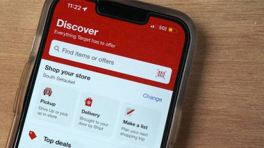 Akıllı telefondaki hedef alışveriş uygulaması açık.       