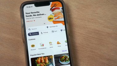 Grubhub uygulaması yemek teslimatı ya da paket servis için akıllı telefonlarda açık.       