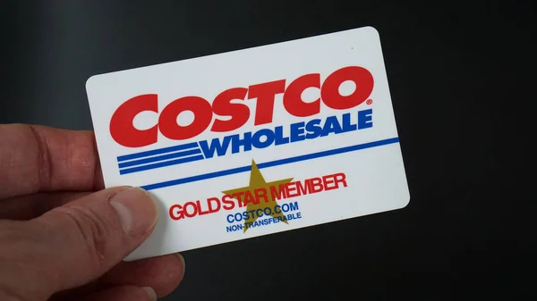 Costco Gold Star Üyelik Kartı siyah arka planda tutuluyor.
