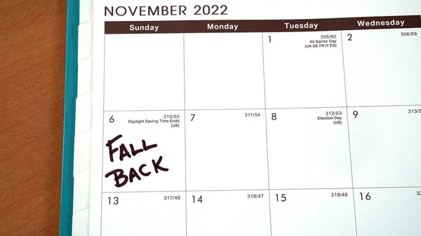 カレンダー2023年11月6日のデイライト時間の終わりに 1時間後に戻るか 1時間後に戻るように注意してください — ストック写真