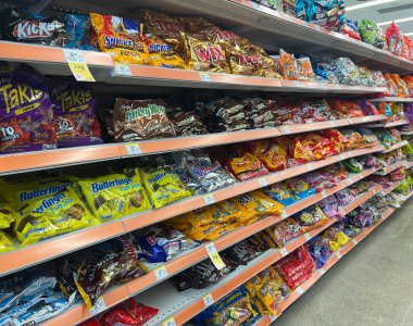 Cadılar Bayramı şekerleri Eylül ayı sonlarında Chicago Walgreens mağazasında sergileniyor..