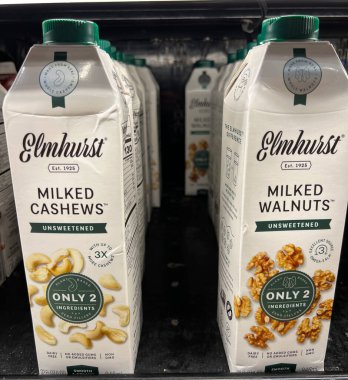 Elmhurst, Fresh Market 'teki buzdolabı kutusunda bitki bazlı süt buldu. Sütlü ceviz, sütlü kaju fıstığı ve şam fıstıklı barista karışımı çeşitleri vardır..