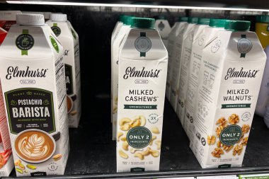 Elmhurst, Fresh Market 'teki buzdolabı kutusunda bitki bazlı süt buldu. Sütlü ceviz, sütlü kaju fıstığı ve şam fıstıklı barista karışımı çeşitleri vardır..