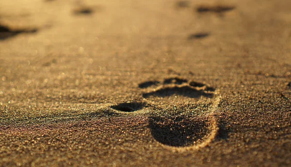 Impronta Del Bambino Nella Sabbia Sulla Spiaggia Alla Luce Del — Foto Stock