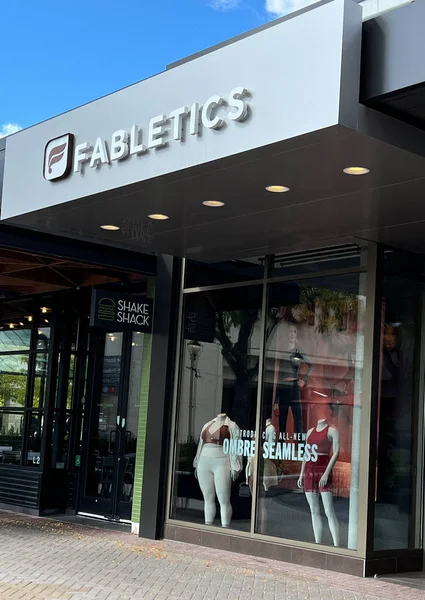 Skokie, Illinois 'deki Eski Meyve Bahçesi Alışveriş Merkezi' nin perakende satış mağazası. Fabletics kadınlar ve erkekler için premium performans aktif giyimi satıyor.