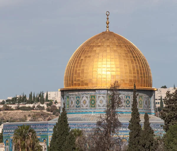 güneşli bir taş Camii kubbe