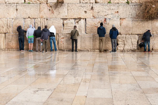 エルサレムの嘆きの壁で若者の祈り — ストック写真