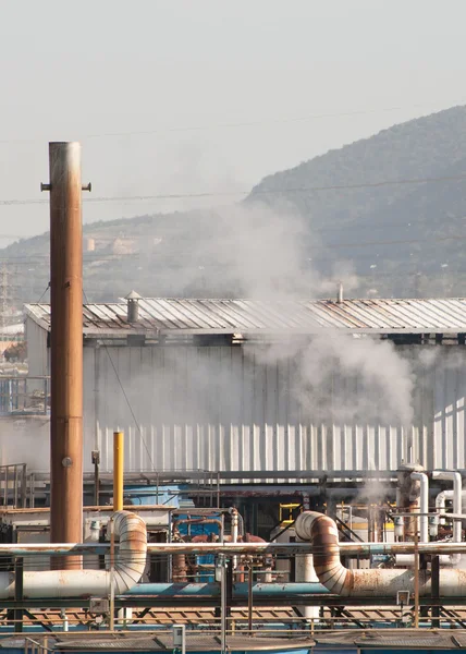 Binalar ve boru hatları üzerinde enerji santrali — Stok fotoğraf