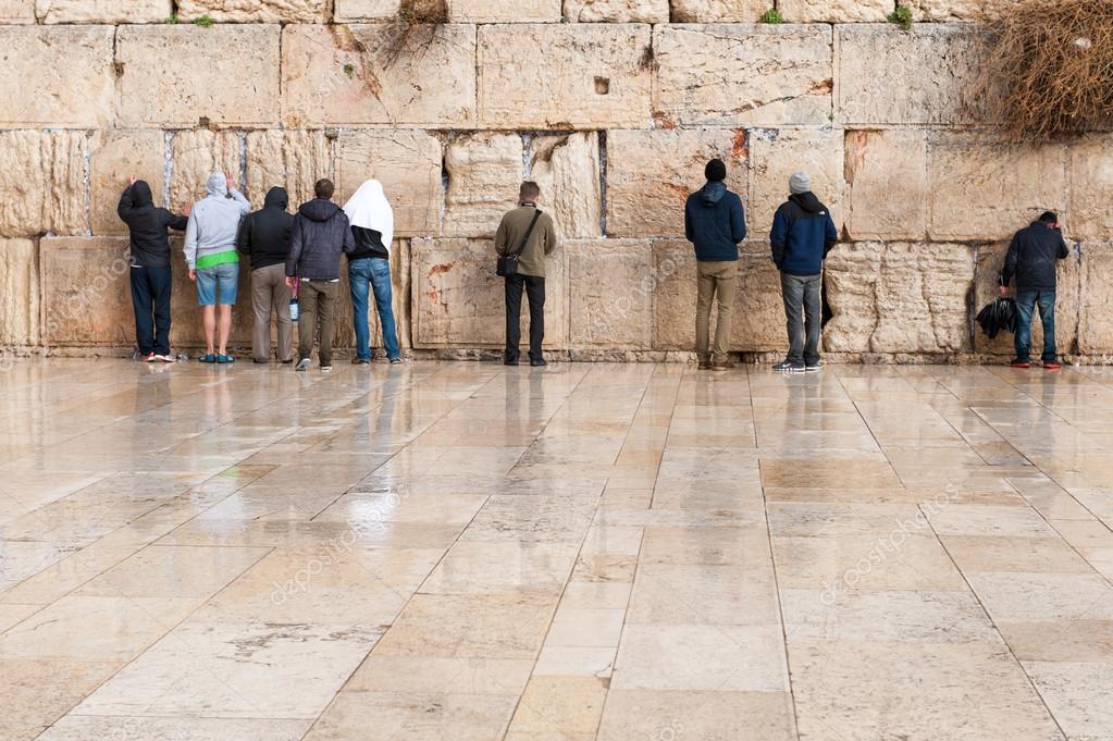 Jóvenes oraciones en el Muro de los Lamentos en Jerusalén 2022