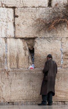 Zavallı bir adam ağlama duvarı, Kudüs, İsrail için dua.