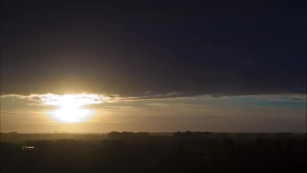 Puesta de sol sobre el horizonte. Tima-lapso — Vídeos de Stock