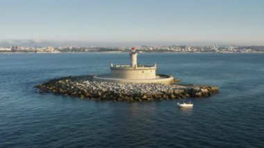 Yukarıdan görüldüğü gibi küçük bir adada güzel bir deniz feneri.