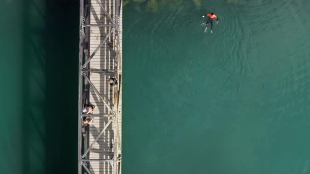 Туристы наслаждаются летним отдыхом в лазурном море — стоковое видео