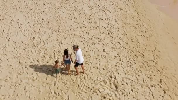 ポルトガルのビーチを散歩する家族の空中風景 — ストック動画