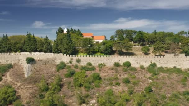 Μεμονωμένο σπίτι, που περιβάλλεται από τείχη του κάστρου, όπως φαίνεται από την κορυφή — Αρχείο Βίντεο