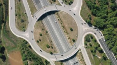Daire yolunun yüksek yoğunluklu araç görüntüleri.