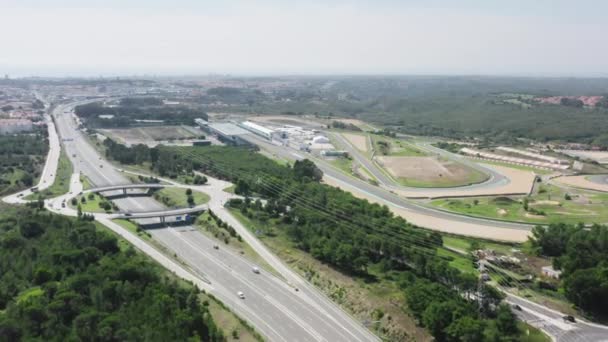 Vista aérea de una carretera concurrida dentro del verde paisaje plano — Vídeo de stock