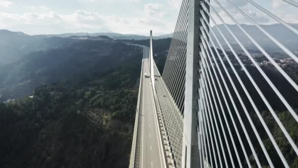 在现代Vila Real Bridge上行驶的车辆，葡萄牙，欧洲 — 图库视频影像