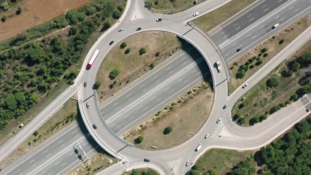 Roundabout motorväg med tung trafik sett ovanifrån — Stockvideo