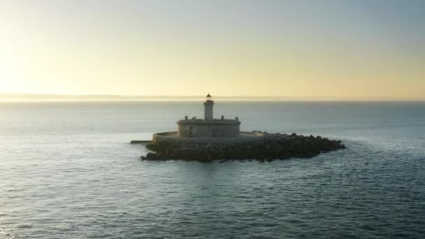 Um marco proeminente do farol de Forte do Bugio situado no mar — Vídeo de Stock