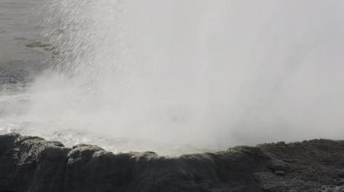 Sinema kaynayan suyun yavaş akışı sülfür gayzer 4K 'yı oluşturur.