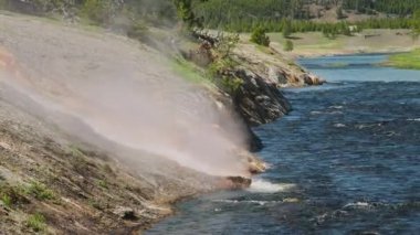 Volkanik doğa, güneşli bir yaz gününde yeşil orman arka planıyla ABD