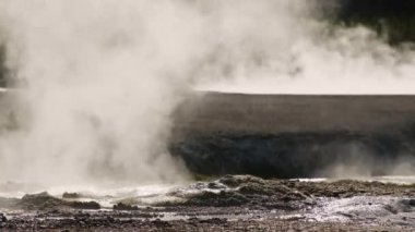 Sıcak kaynar su, beyaz sıcak buharla sıçrıyor Amerika 'da, havada yükseliyor.