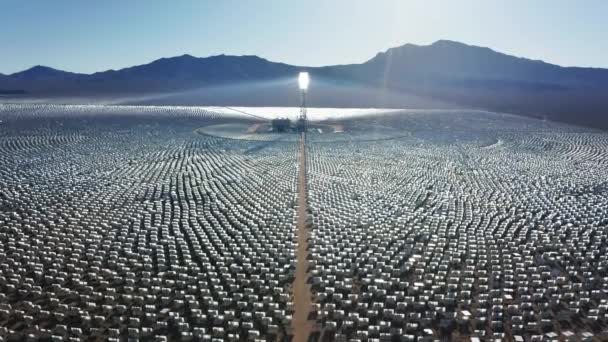 Drone sta volando alto sopra le file grafiche dei campi di energia solare fattoria. — Video Stock