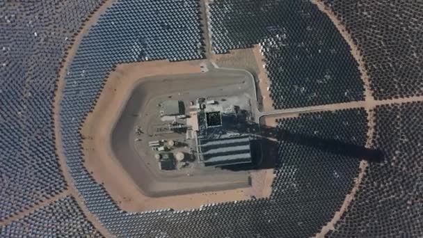 Drone ekseninde döner. Güneş panelleri ve elektrik santralinin görüntü çemberini gösterir. — Stok video