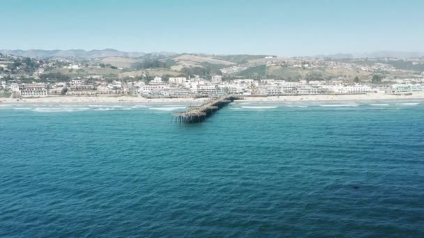 Cinematic ocean pir i Pismo Beach i soliga södra Kalifornien, USA 4K antenn — Stockvideo
