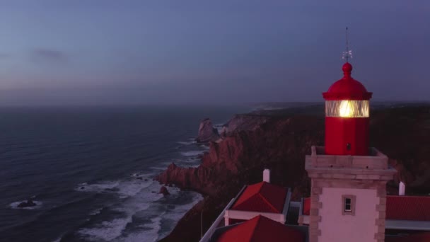 Imagens de drones de um marco rodeado por cenários pitorescos — Vídeo de Stock