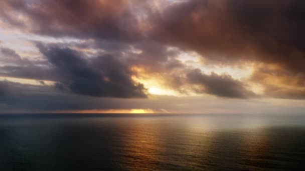 Flygbilder av havslandskap under gulaktig skyline vid solnedgången — Stockvideo